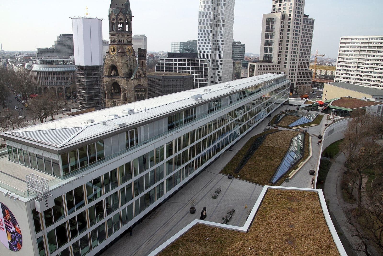 Uitzicht vanaf het dak van Bikini Berlin op de Kaiser-Wilhelm-Gedächtniskirche en de torens van City West