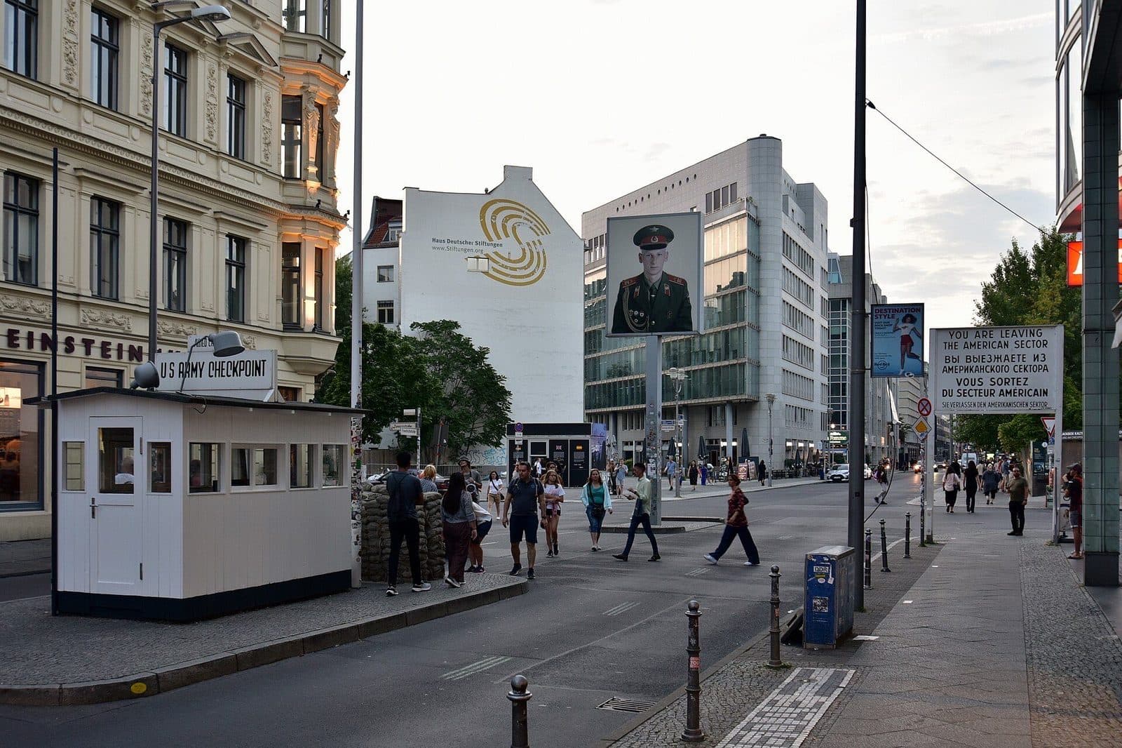 Het nagebouwde wachthuisje van Checkpoint Charlie in de Friedrichstraße, met bezoekers op de stoep