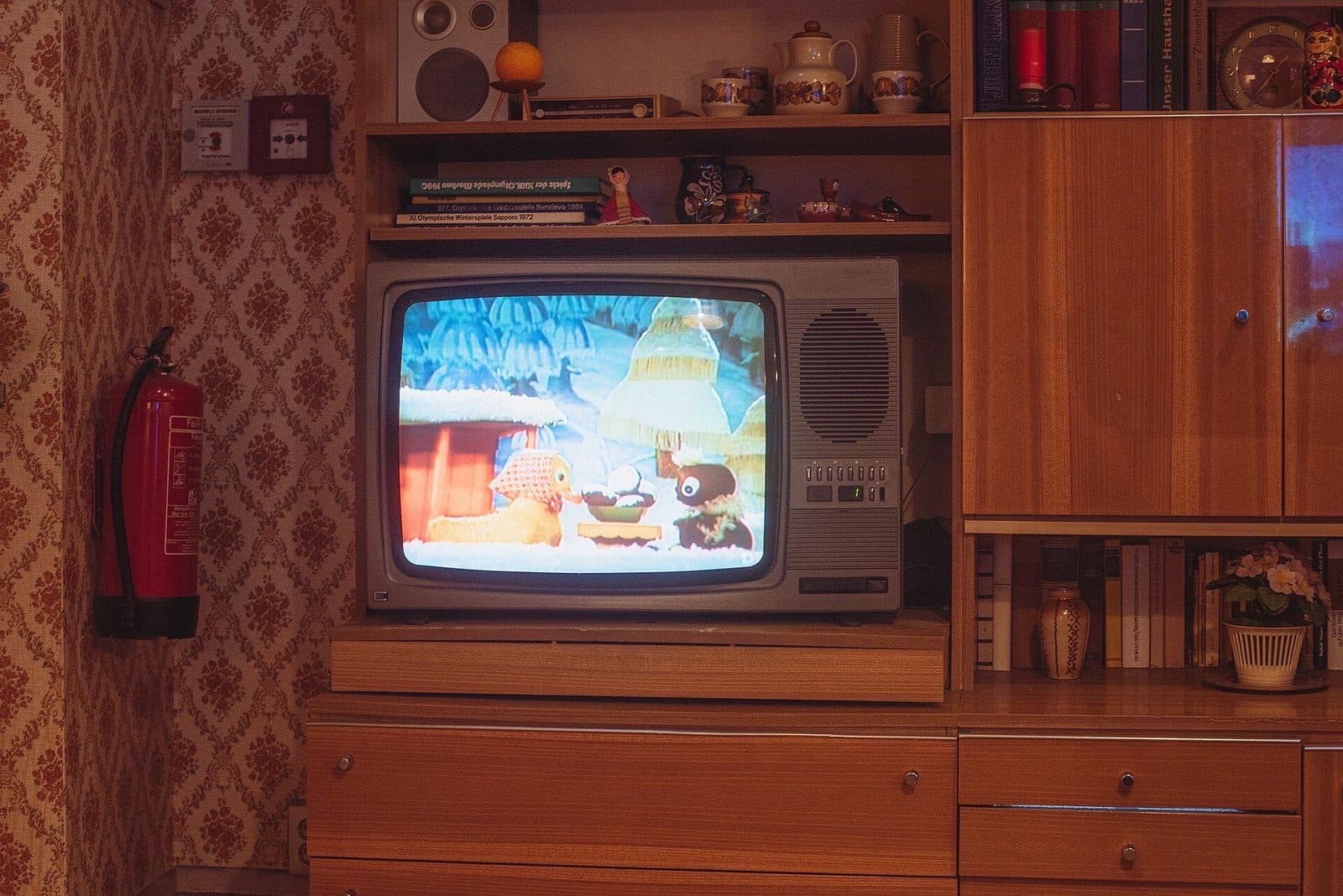 Een nagebouwde DDR-woonkamer met televisie en wandmeubel in het DDR Museum