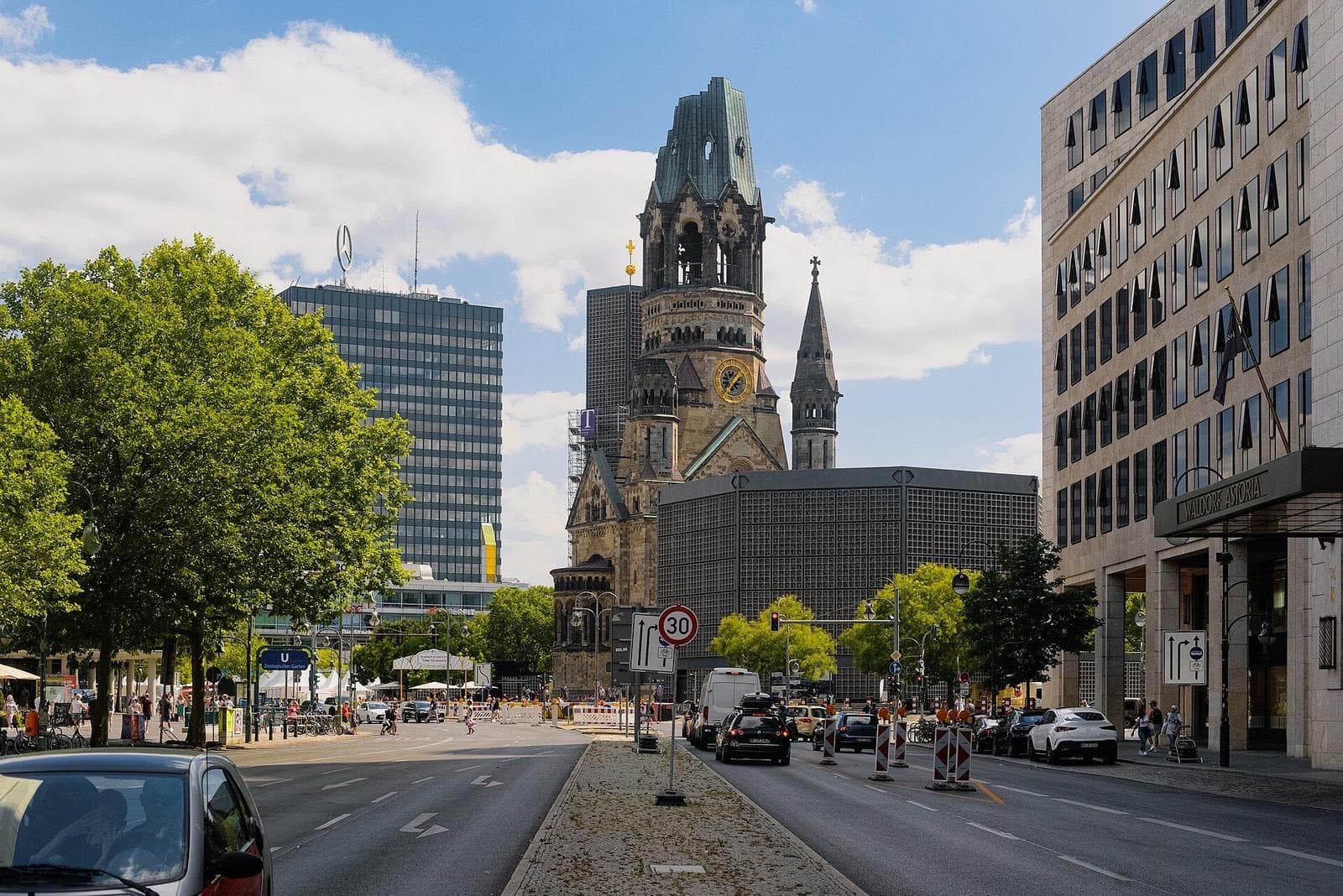 De beschadigde toren van de Kaiser-Wilhelm-Gedächtniskirche aan het einde van de Kurfürstendamm