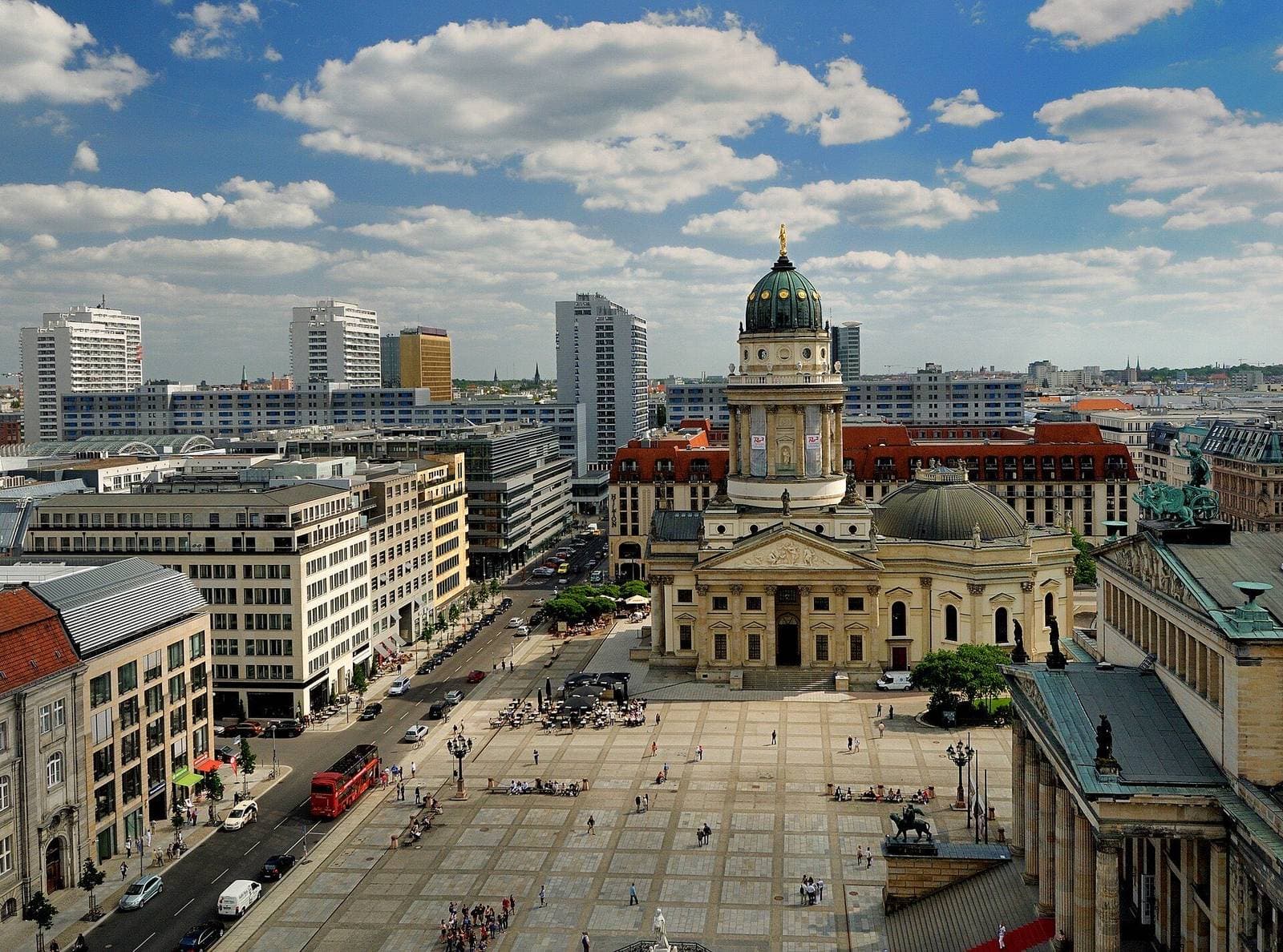 Uitzicht van bovenaf op de Gendarmenmarkt met de Deutscher Dom en het Konzerthaus