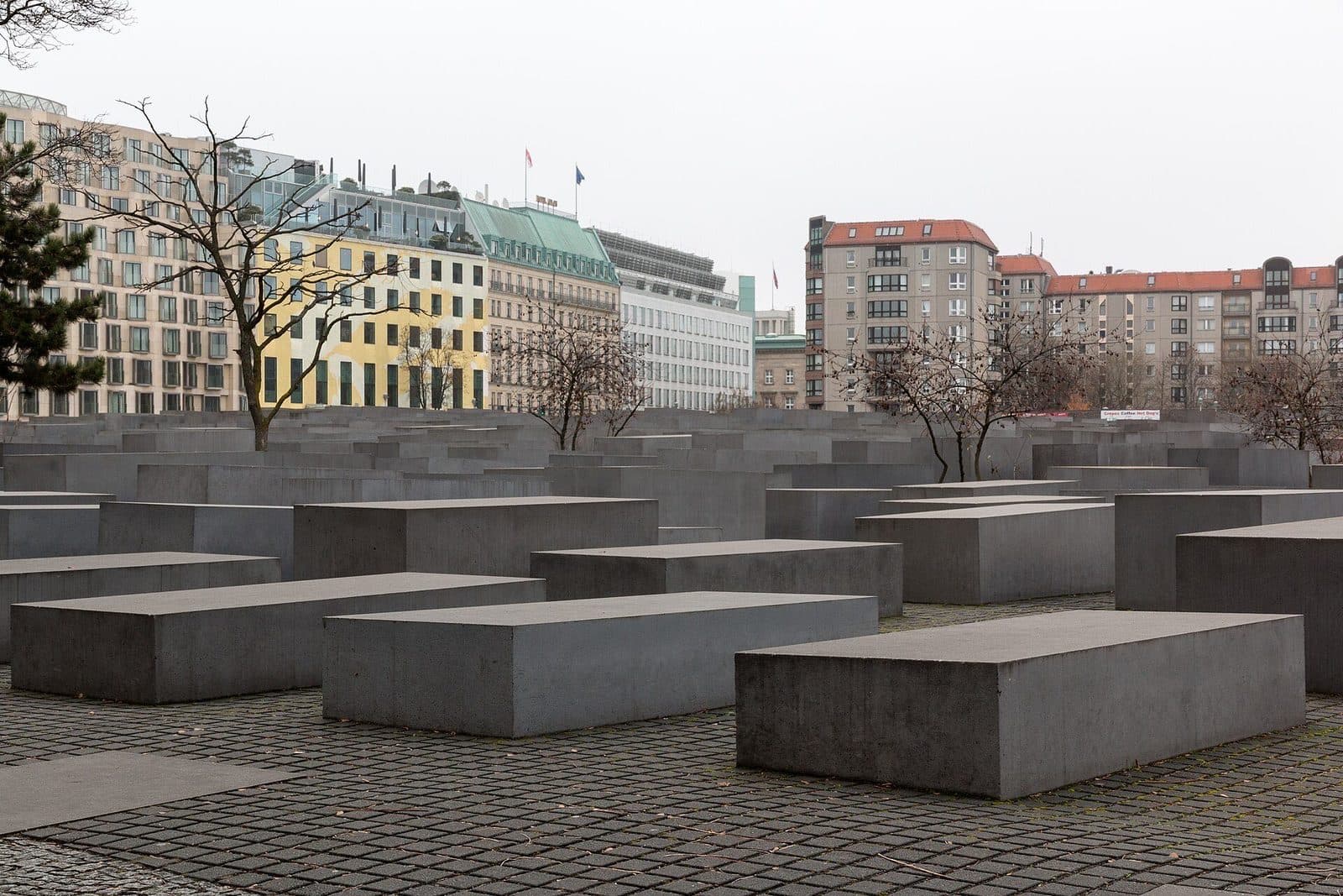 De grijze betonnen stèles van het Holocaustmonument in Berlijn-Mitte, in verschillende hoogtes