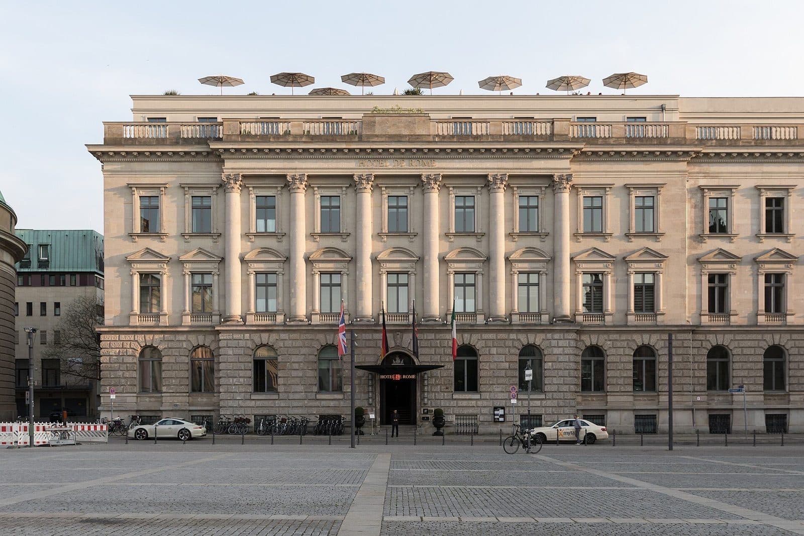 De neoklassieke gevel van Hotel de Rome aan de Bebelplatz