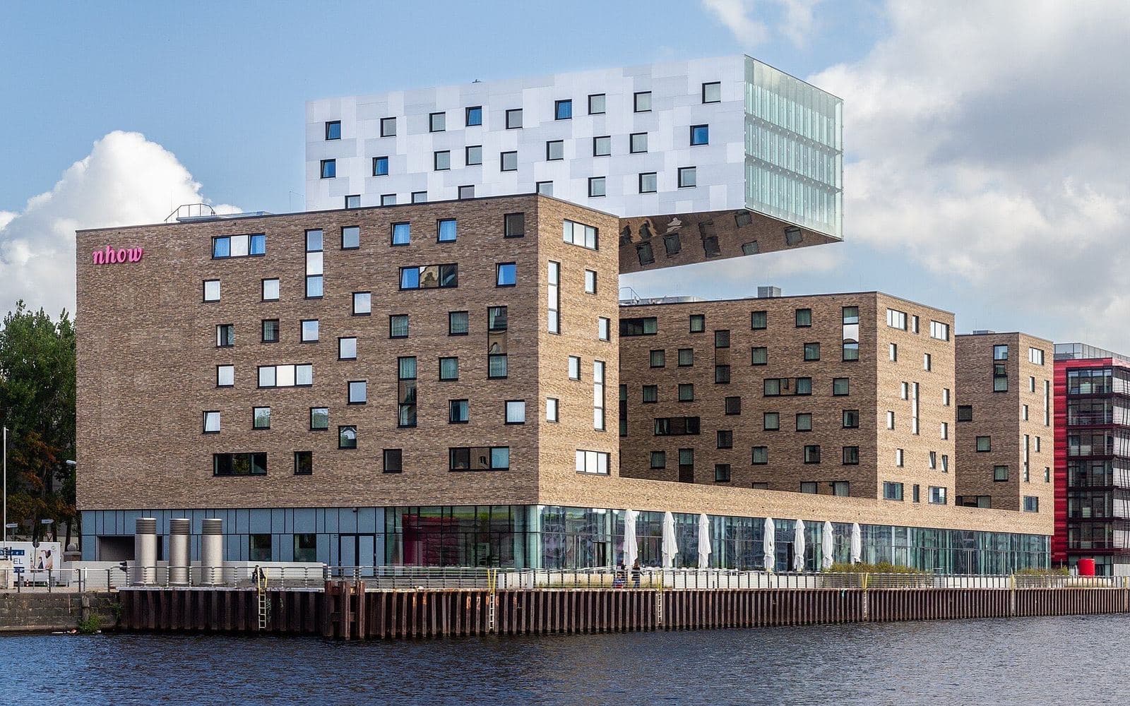 Het opvallende nhow-hotel aan de Spree in Friedrichshain, met een uitkragend bovenste deel