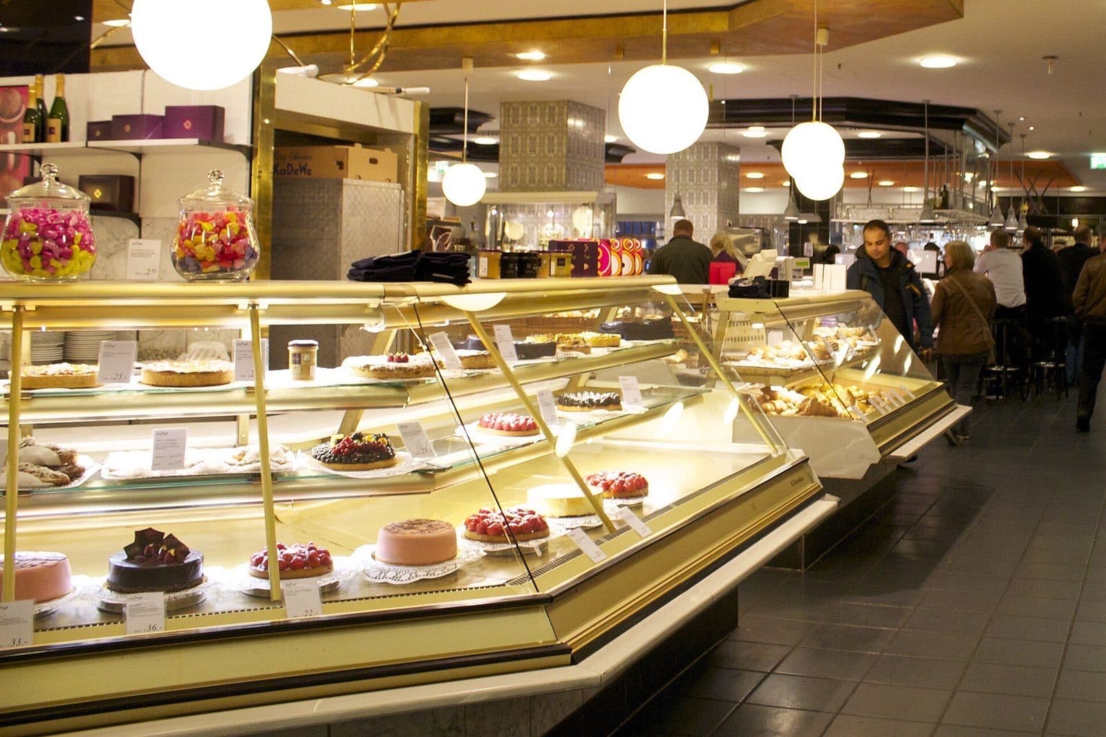 Vitrines vol taarten en gebak op de delicatessenverdieping van het KaDeWe
