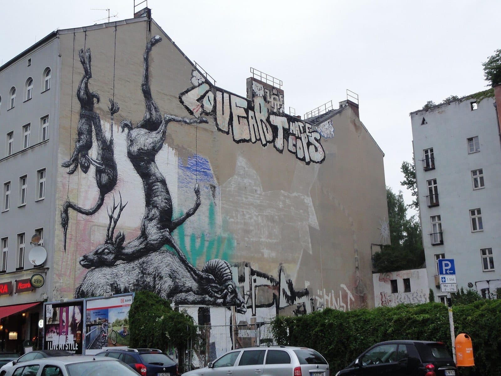 Grote zwart-witte muurschildering van dieren op een zijgevel in Kreuzberg