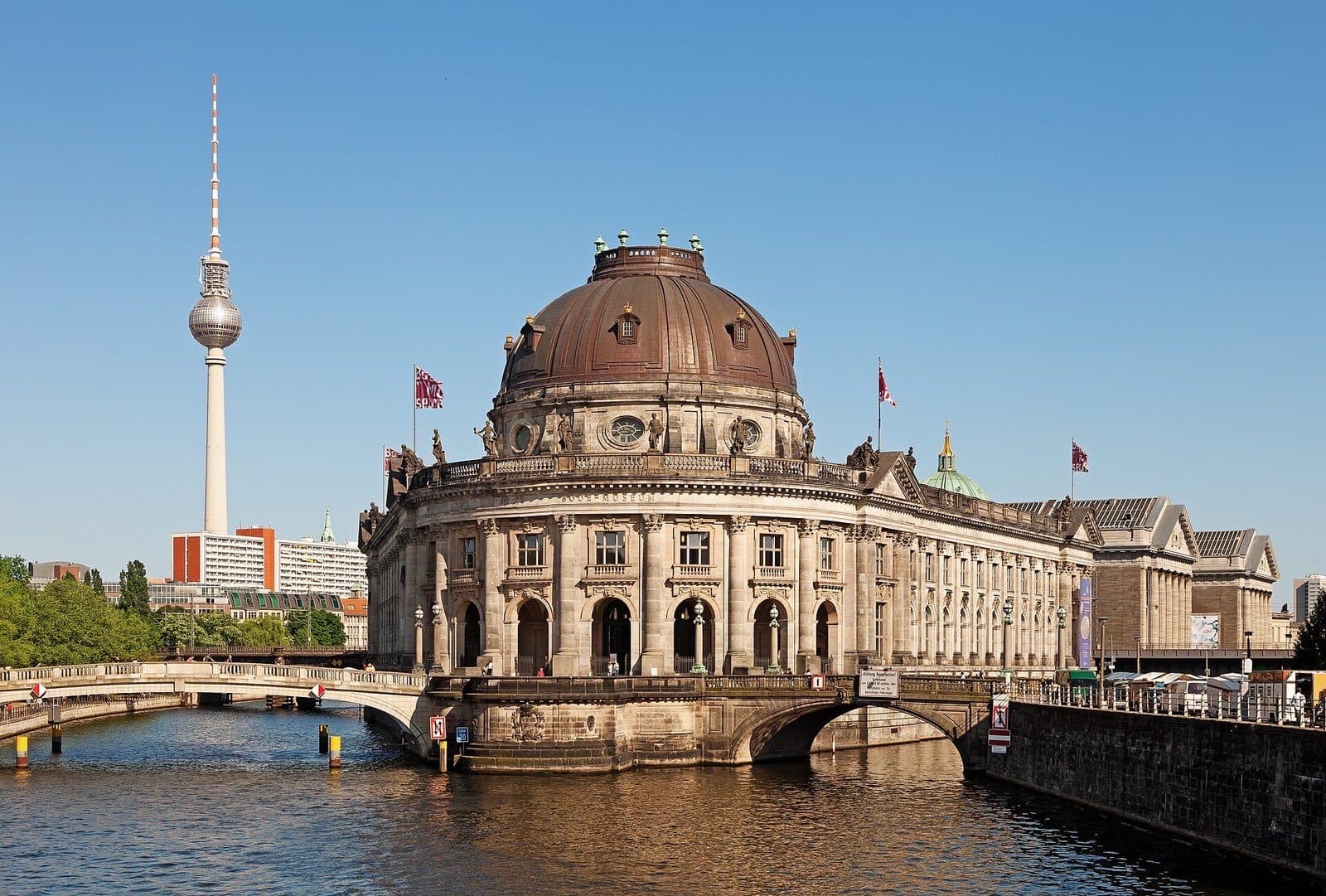 Het Bode-Museum op de punt van de Museumsinsel aan de Spree, met de Fernsehturm op de achtergrond