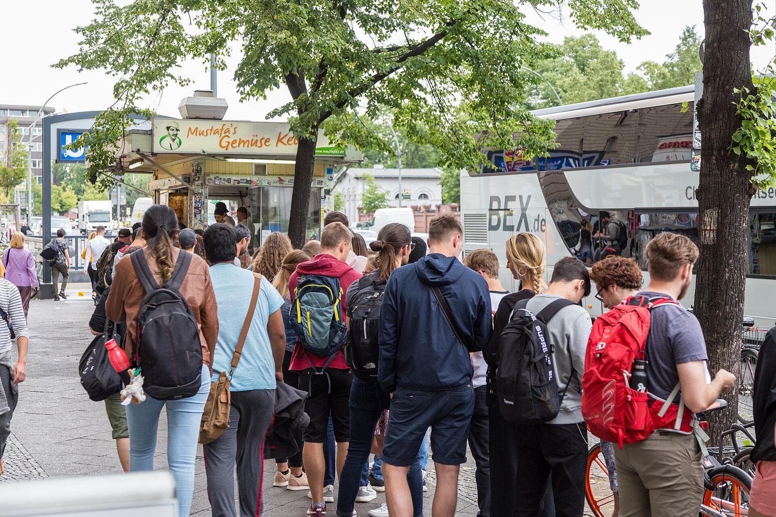 Een lange rij wachtenden bij de kraam van Mustafa's Gemüse Kebap aan de Mehringdamm