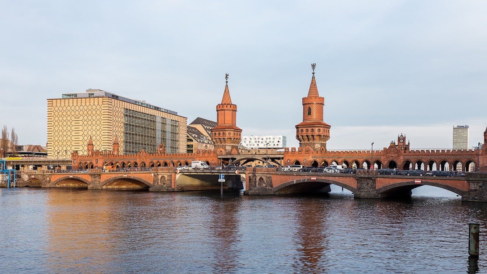 De rode bakstenen Oberbaumbrücke met haar twee torens over de Spree, tussen Kreuzberg en Friedrichshain