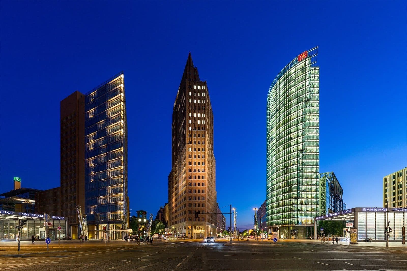 De verlichte torens van de Potsdamer Platz tijdens het blauwe uur