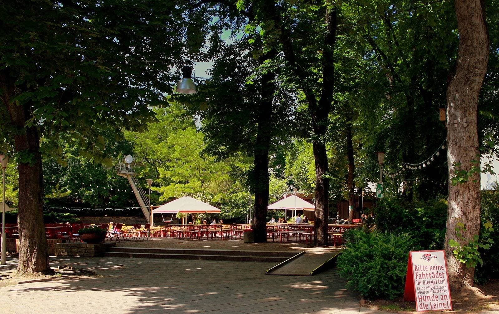 De schaduwrijke biergarten van Prater Garten aan de Kastanienallee, met tafels onder hoge kastanjebomen