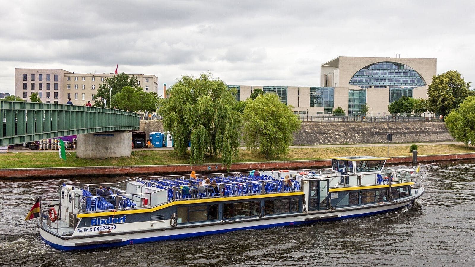 Rondvaartboot op de Spree bij de regeringswijk, met het Bondskanselarijgebouw op de achtergrond