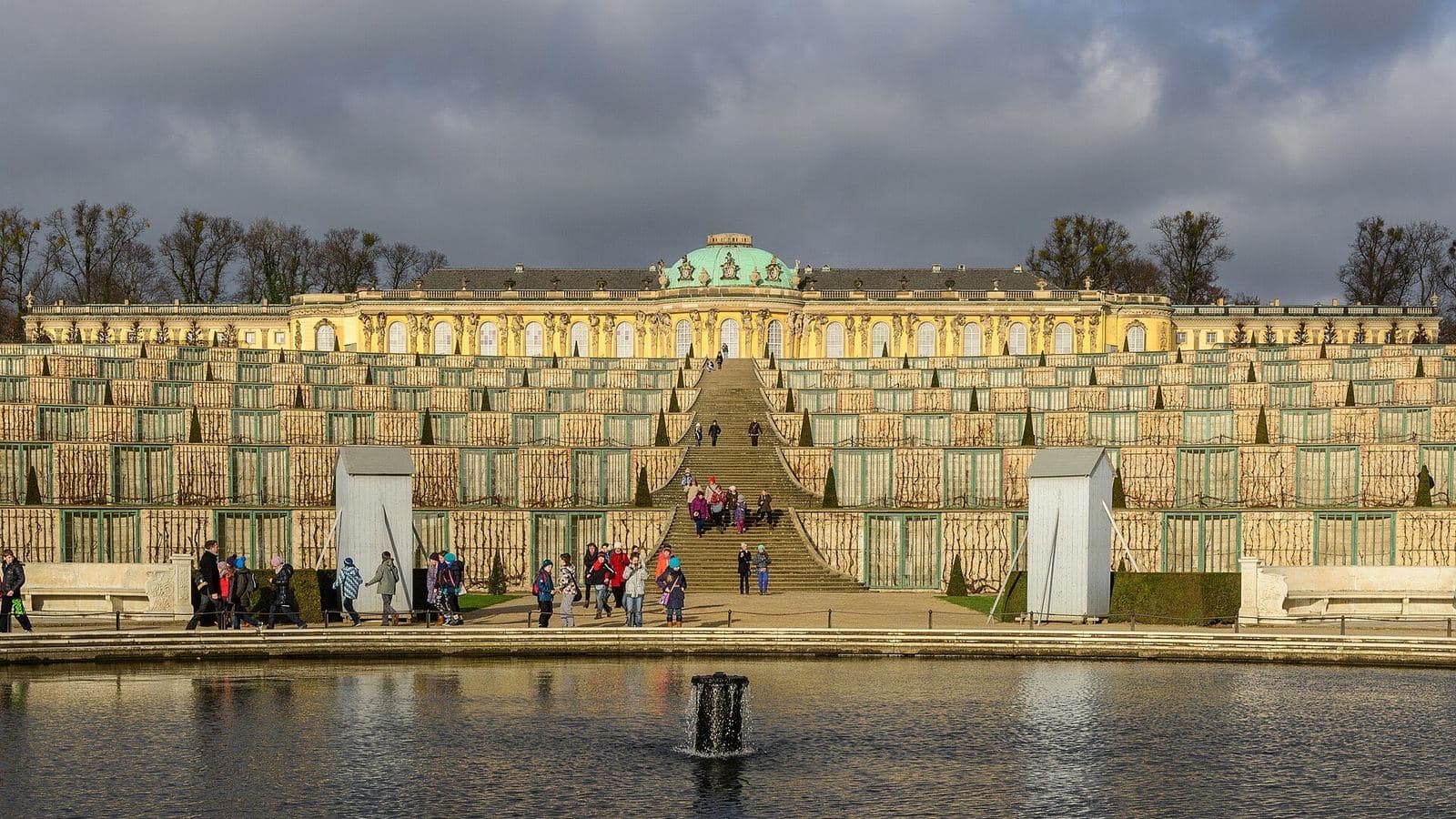 Schloss Sanssouci in Potsdam boven de terrassen met wijnranken, gezien vanaf de fontein