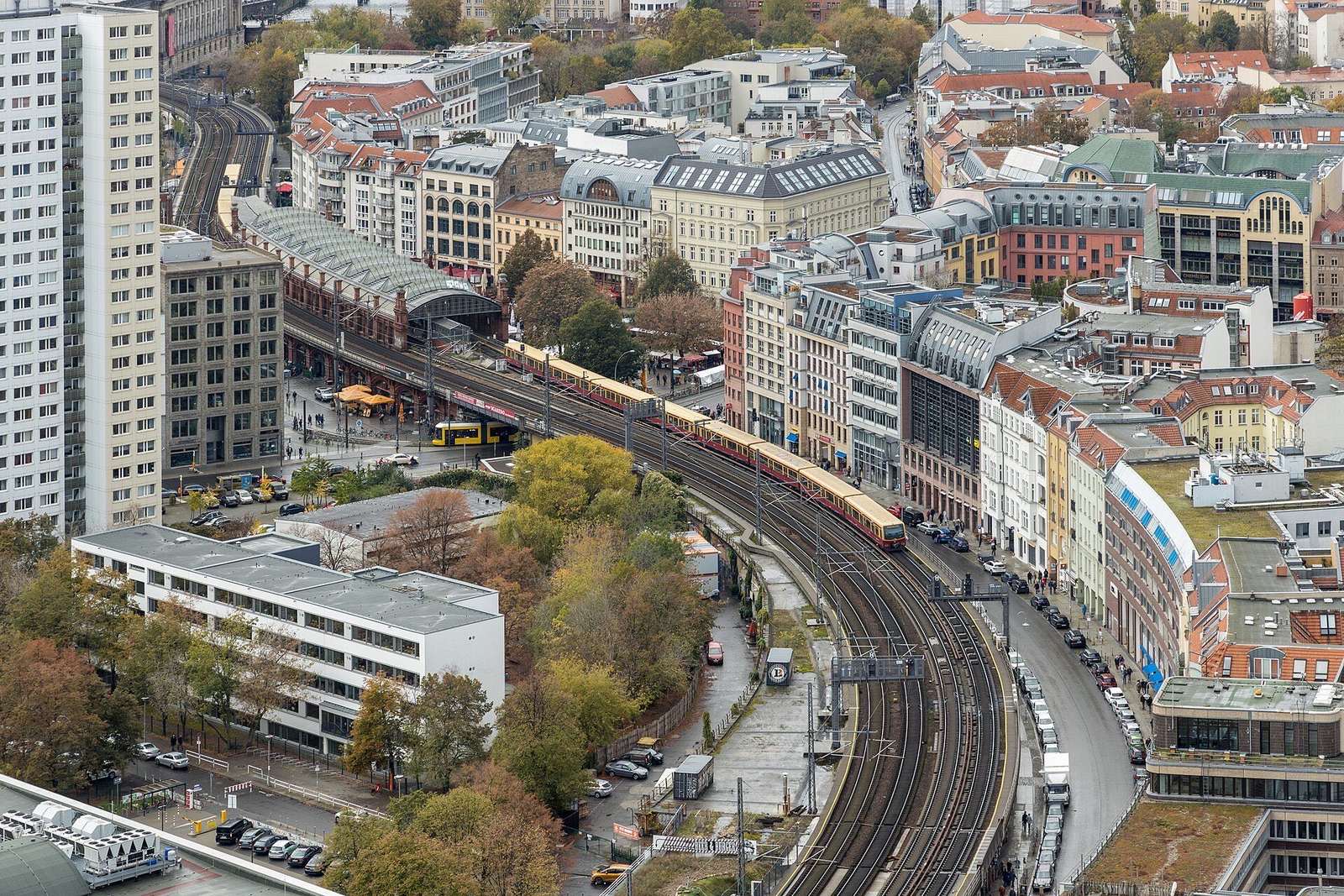 Luchtfoto van het S-Bahn-traject door Berlijn-Mitte met station Hackescher Markt