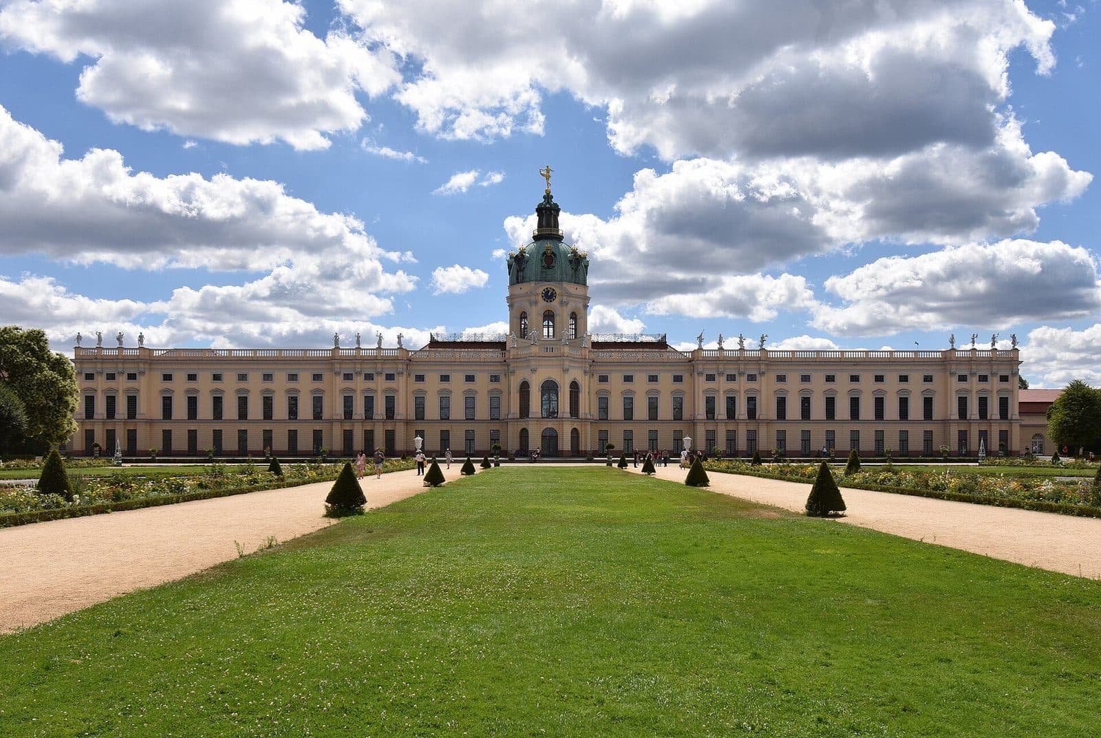 Schloss Charlottenburg met de groene koepel, gezien over het gazon en de paden van de barokke slottuin