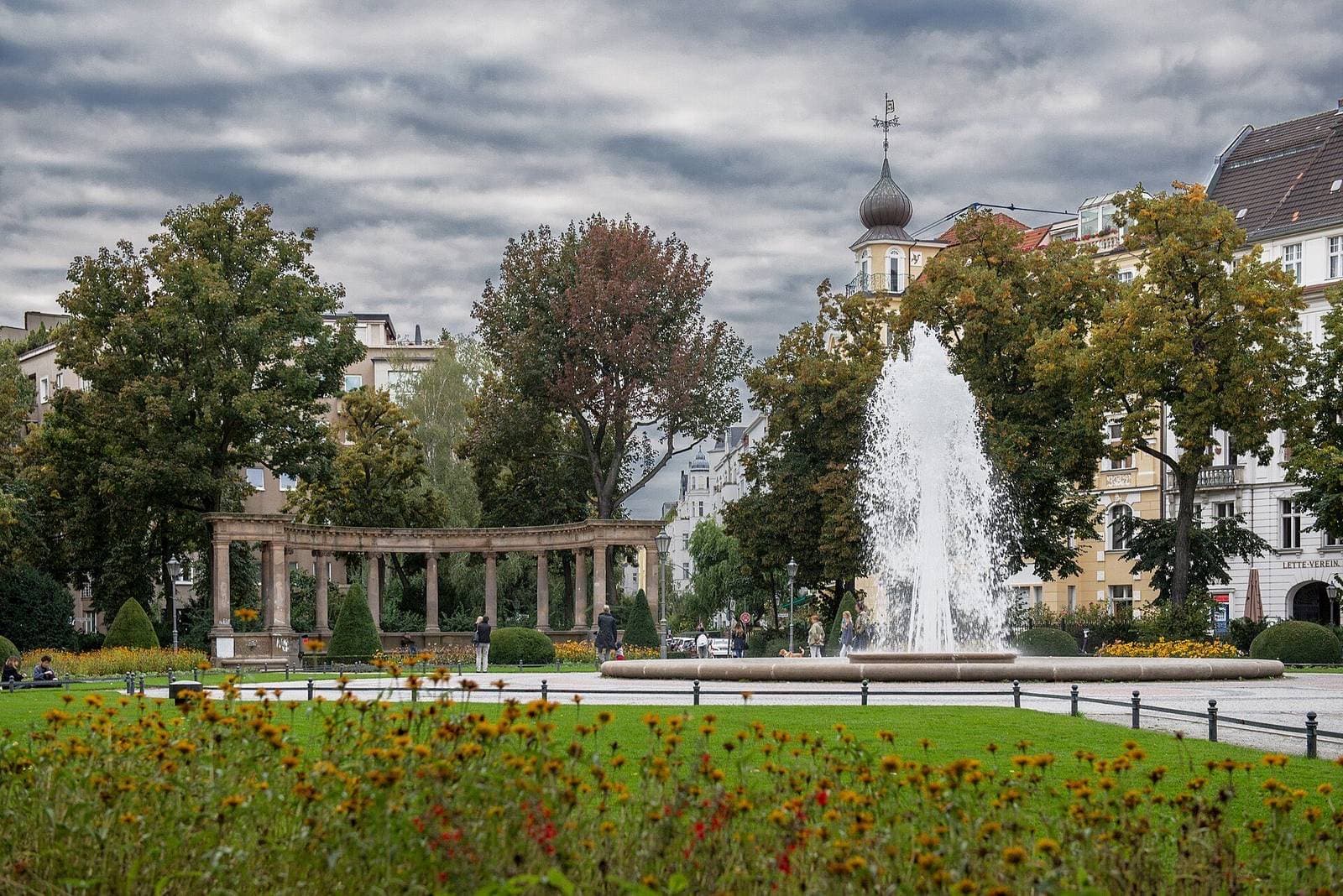 De fontein en bloemperken van de Viktoria-Luise-Platz in Schöneberg, omringd door statige woonhuizen