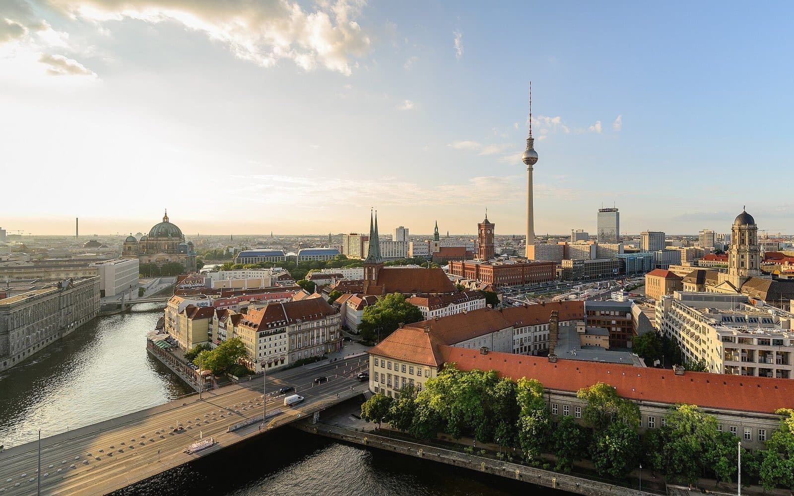 Uitzicht over Berlijn-Mitte met de Spree, het Nikolaiviertel, het Rode Raadhuis en de Fernsehturm op een zomerse dag