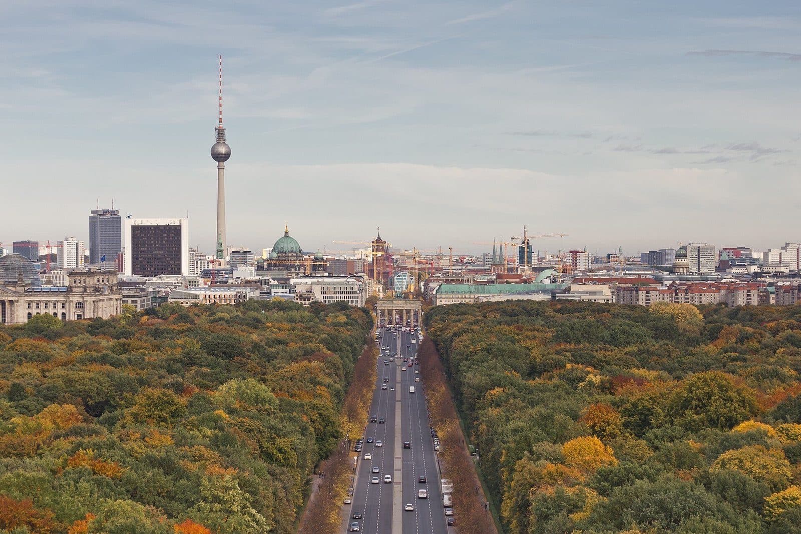 Uitzicht vanaf de Siegessäule over de herfstkleuren van de Tiergarten richting de Brandenburger Tor en de Fernsehturm