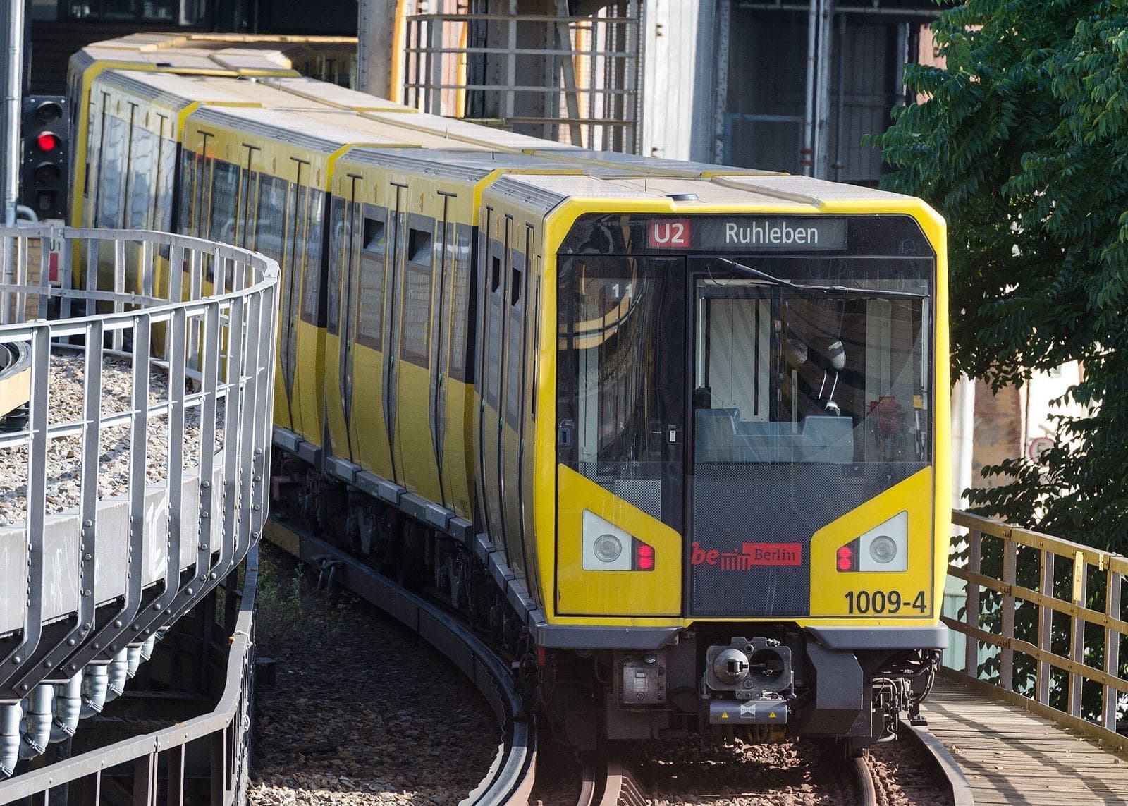 Een gele U-Bahn-trein van lijn U2 rijdt station Gleisdreieck binnen